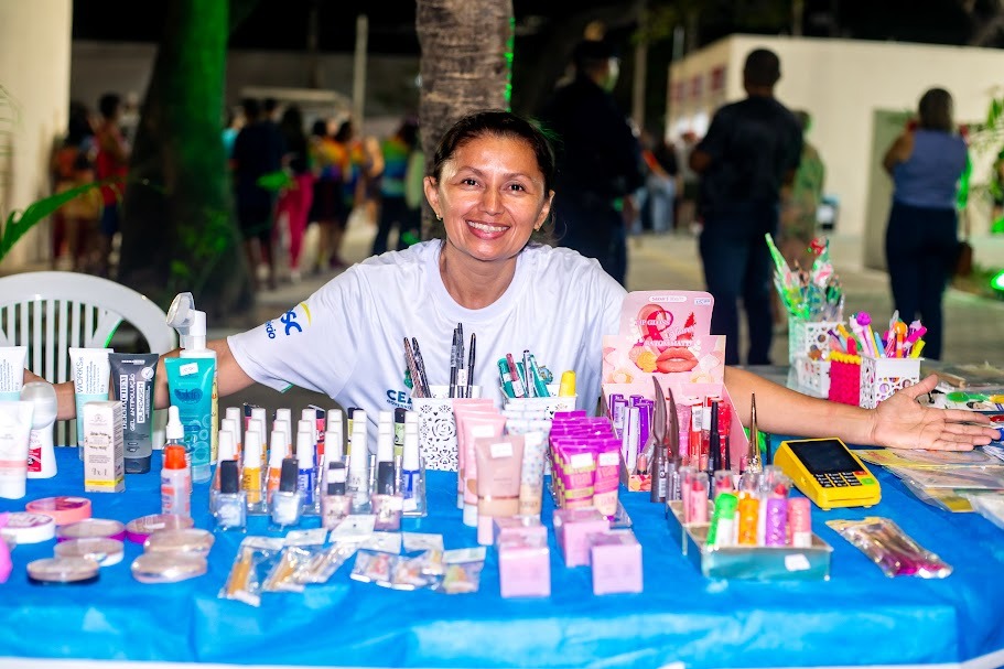 Mulher empreendedora na Praça Paula Ney